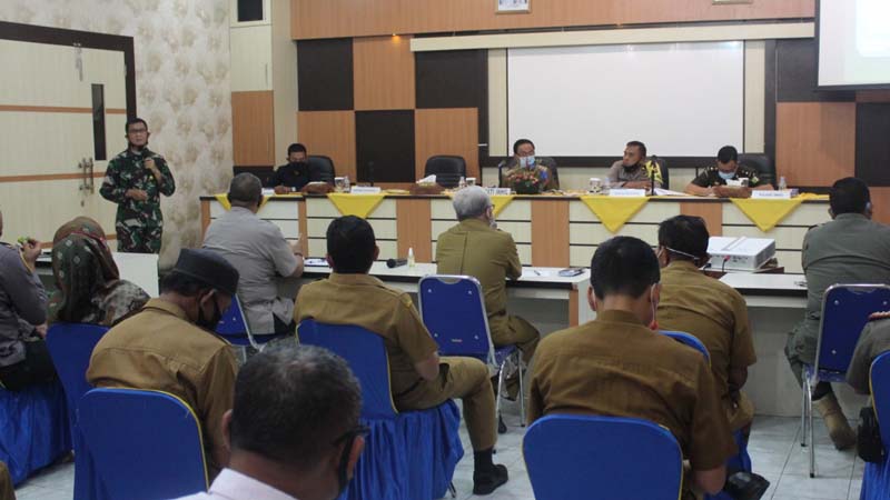 COVID-19 masih mengancam, Inhil evaluasi disiplin protokol kesehatan. Bupati bersama Forkopimda menggelar rapat evaluasi penegakan disiplin fase new normal. (foto: abdullah)