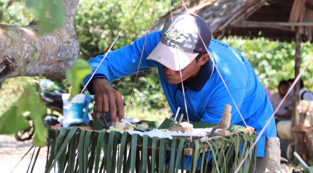 Sedekah Laut, tradisi nelayan bertahan di era digital. Seorang nelawan Kelompok Usaha Batu Tuan, Sawang Laut mempersiapkan sedekah laut, tradisi nelayan turun temurun. (foto: istimewa)