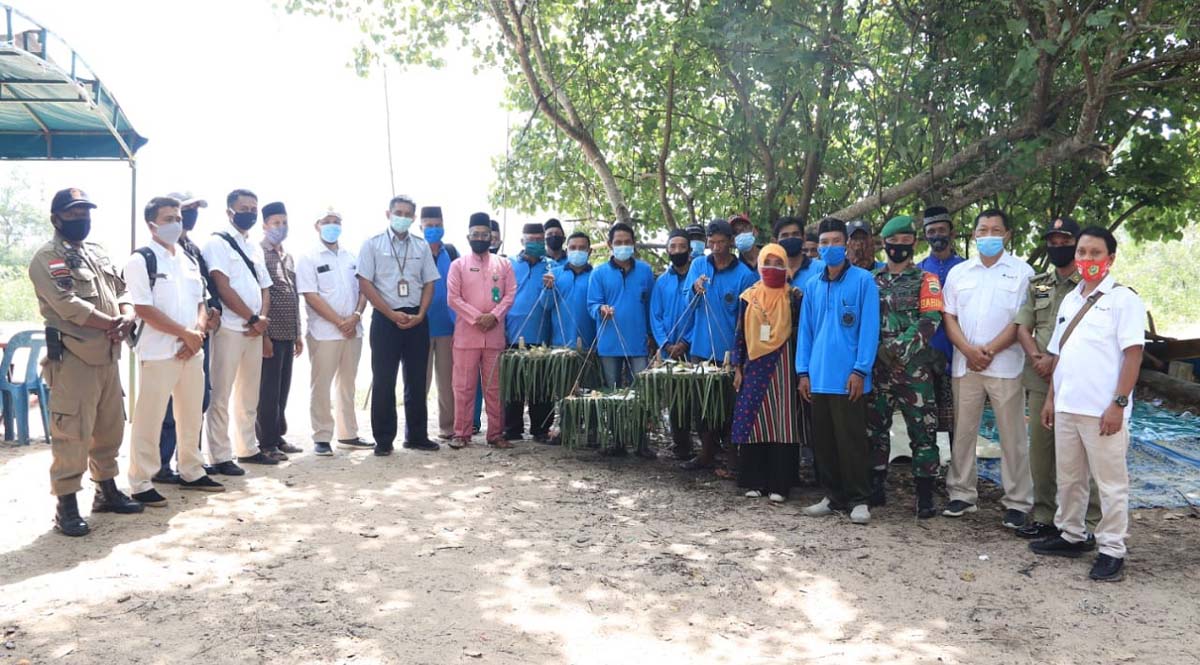 Berfoto bersama di sela doa bersama sedekah laut. (foto: istimewa)