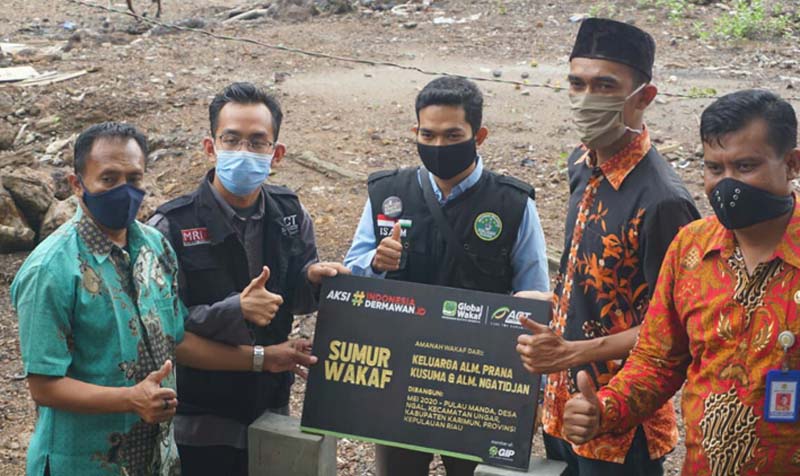 Camat Ungar Suzandra (2 kanan) bersama aktivitas ACT ketika meresmikan sumur wakaf untuk warga Pulau Manda, Desa Ngal. Warga Pulau Manda Karimun senang punya sumber air bersih sendiri.