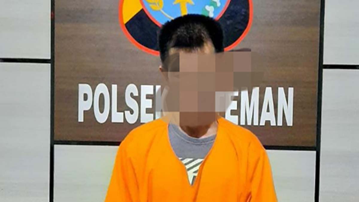 Polsek Kateman tangkap pria memiliki 14 paket sabu dan pil ekstasi. Tersangka HS setelah diamankan polisi. (foto: abd)