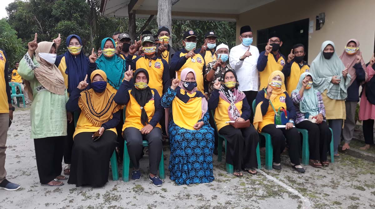 Berfoto bersama relawan dan tim pemenangan Kelurahan Buru. (foto: rdi)