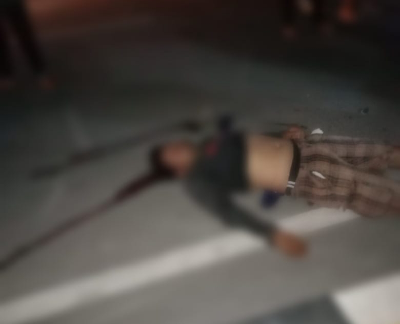 Korban tabrakan tergeletak di jalan. (foto: istimewa)
