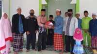 Ketua DPD Among Mitro Kabupaten Karimun Wiryanto secara simbolis menyerahkan santunan untuk anak yatim di Pondok Pesantren Darul Adzkia, Wonosari, Kecamatan Meral, Rabu (28/10/2020). (foto: istimewa)