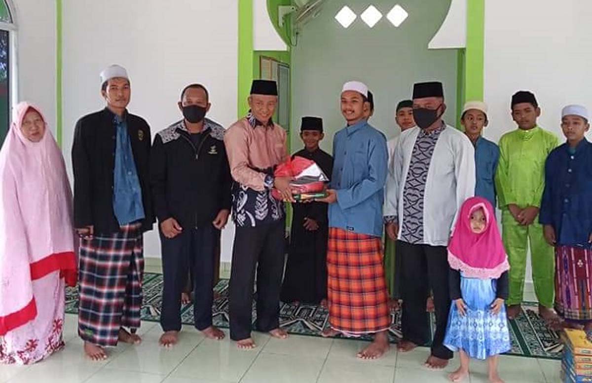 Ketua DPD Among Mitro Kabupaten Karimun Wiryanto secara simbolis menyerahkan santunan untuk anak yatim di Pondok Pesantren Darul Adzkia, Wonosari, Kecamatan Meral, Rabu (28/10/2020). (foto: istimewa)