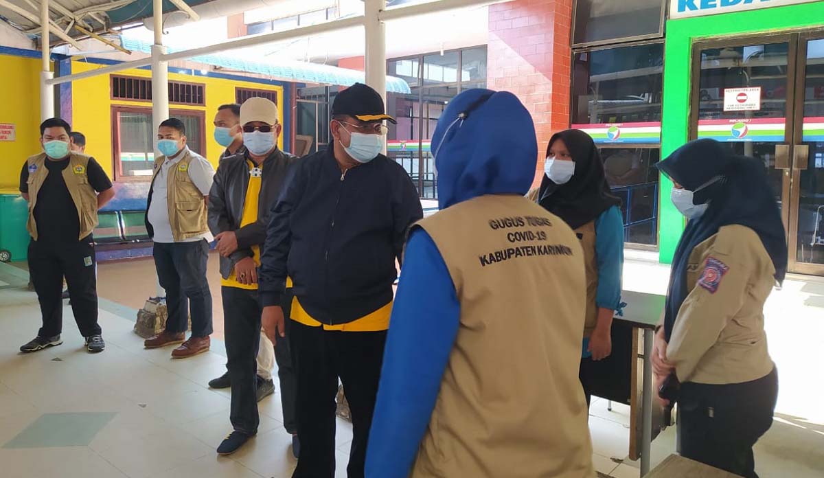 Aunur Rafiq memberi dukungan moril kepada Satgas Laut COVID-19, menyusul melonjaknya kasus COVID-19 di Karimun akhir-akhir ini. (foto: jurnalterkini.id/yra)