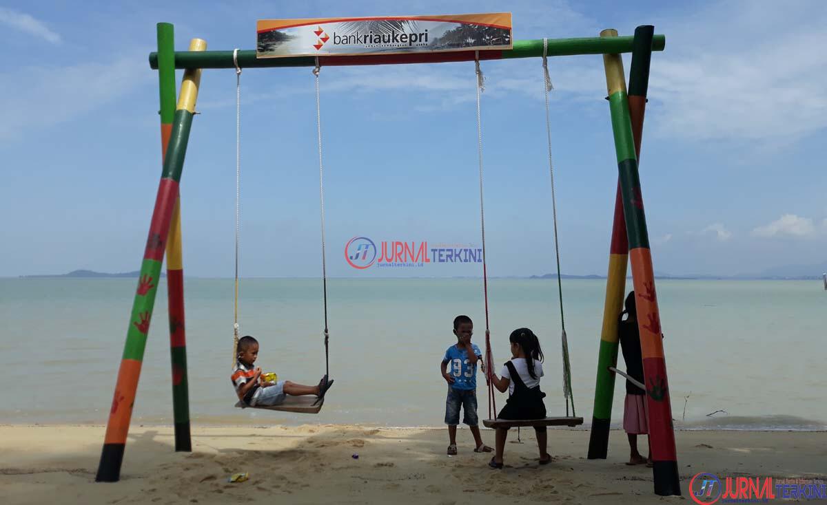 Ayunan arena bermain anak-anak di hamparan pasir putih Pantai Tulang, Kecamatan Karimun, Kabupaten Karimun, Kepulauan Riau. (foto: jurnalterkini.id/rusdi)