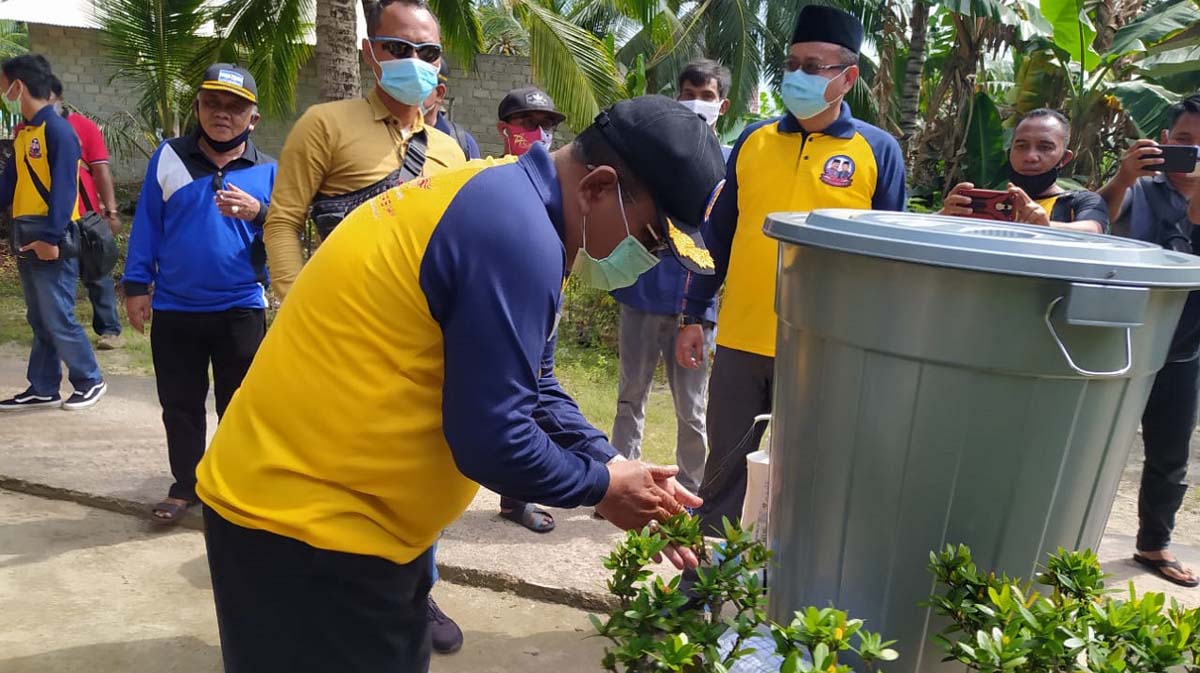 Calon Bupati Karimun Aunur Rafiq mencuci tangan jelang menggelar kampanye dialogis Pilkada Karimun 2020. (foto: yra)
