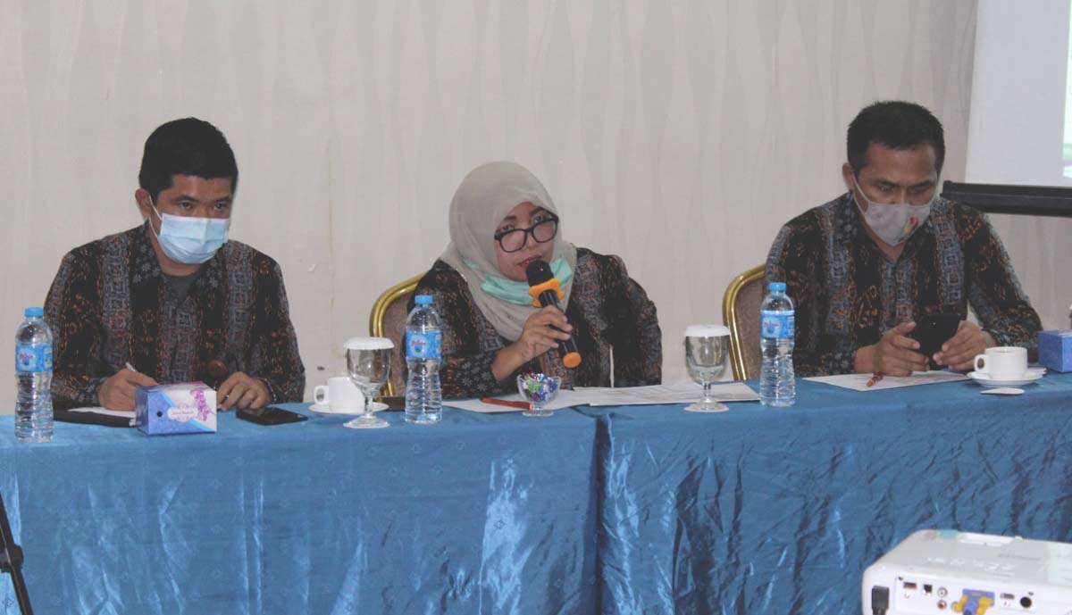 Ketua Bawaslu Karimun Nurhidayat (kiri) bersama anggota Tiuridah Silitonga dan M Fadli ketika menghadiri rapat pleno KPU dengan agenda penetapan DPT Pilkada 2020, Rabu (14/10/2020). Lebih sedikit dari Pemilu 2019, Bawaslu Karimun dorong KPU sinkronisasi DPT Pilkada. (foto: Dok. Bawaslu Karimun)
