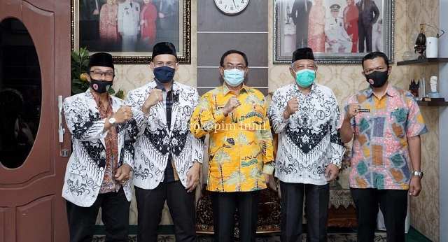 Bupati INhil diusulkan terima penghargaan oleh PGRI Riau Bupati HM Wardan Diusulkan PGRI Riau, Terima Penghargaan Dwi Praja Nugraha. Bupati Inhil HM Wardan berfoto bersama pengurus PGRI Provinsi Riau dan Inhil. (foto: Humas Prokopim Inhil)