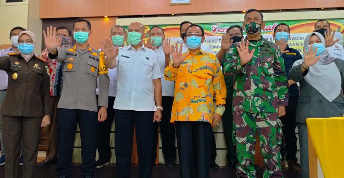 Bupati Inhil terima kunjungan BNN Provinsi Riau Disambut Bupati Inhil, Kepala BNN Riau bahas agenda penting soal P4GN. Bupati Inhil dan pejabat terkait berfoto bersama Kepala BNN Provinsi Riau di sela kunjungannya. (foto: abd)