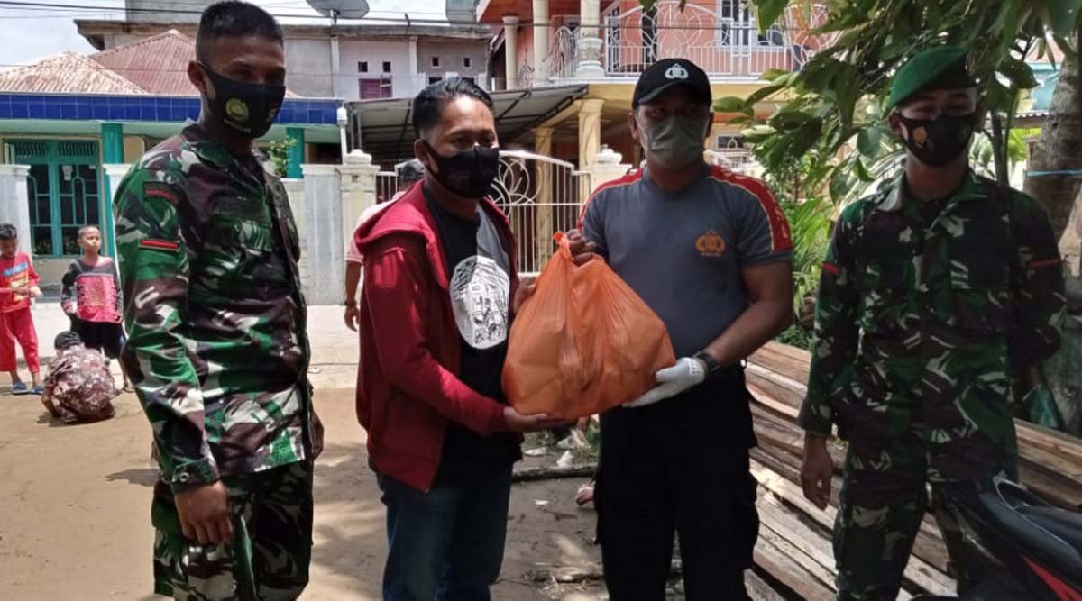 Cafe Inhil sumbang nasi pekerja bangun rumah kebakaran Asosiasi Pengusaha Cafe Inhil sumbang nasi bagi pekerja rumah korban kebakaran. (foto: istimewa)