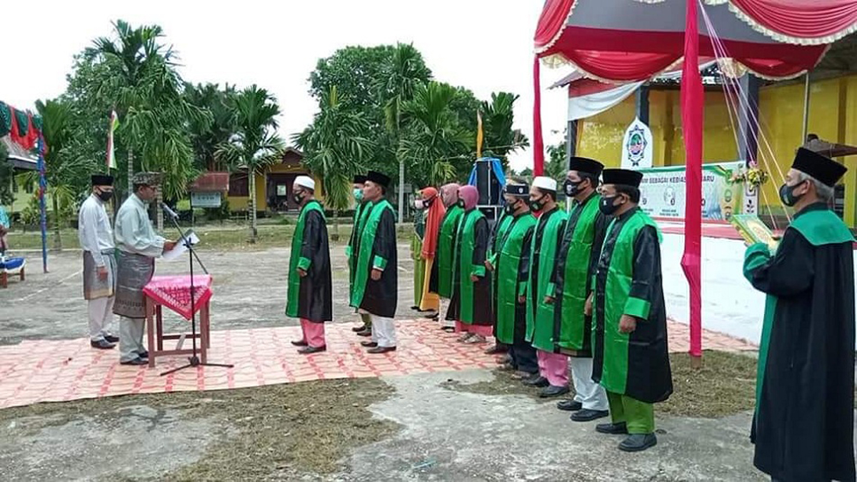 Camat enok buka STQ Kecamatan Camat Enok buka Seleksi Tilawatil Quran tingkat Kecamatan. Camat Enok Kaharudin ketika melantik dewan hakim STQ. (foto: abd)