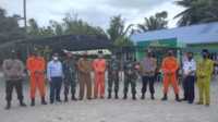 Dandim 0317/Tanjung Balai Karimun Letkol Inf Denny Tinjau Sasaran TMMD di Buru, Kemanunggalan TNI-Rakyat di masa pandemi COVID-19. Dandim berfoto bersama saat peninjauan.
