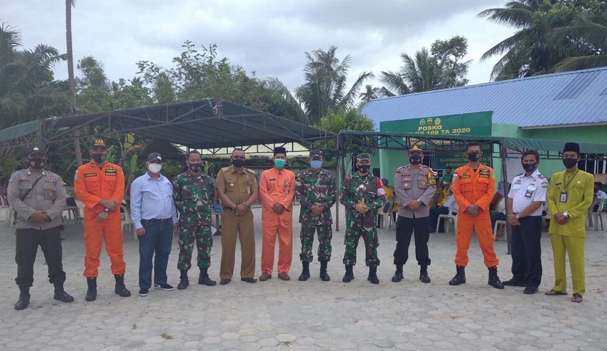 Dandim Karimun tinjau sasaran TMMD di Buru Dandim 0317/Tanjung Balai Karimun Letkol Inf Denny Tinjau Sasaran TMMD di Buru, Kemanunggalan TNI-Rakyat di masa pandemi COVID-19. Dandim berfoto bersama saat peninjauan.