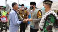 Dandim kapolres inhil bagi-bagi masker Dandim Bersama Kapolres Inhil dan Marlis Syarif bagi masker jelang Shalat Jumat di Masjid Jami Raudatul Muslimin. (foto: abd)