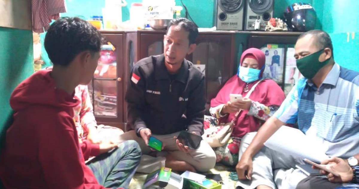 Dipindahkan gara-gara tidak mengerjakan tugas daring Pengurus MPI mengunjungi Sulaiman, siswa yang dapat surat pindah karena tidak menyerahkan tugas sekolah secara daring atau online. (foto: abd)