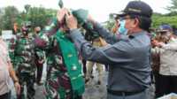 Bupati Inhil sambut kunjungan Waaster Kasad dengan tanjak. (foto: abd)