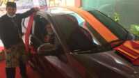 IMG-20201010-WA008420201010 Rahmaniar, disaksikan Kepala Bank Riau Kepri Cabang Tanjung Balai Karimun Wan Abdul Rahman menjajal Honda Brio, hadiah Program Sinar Bedelaw dari Bank Riau Kepri. (Foto:har)