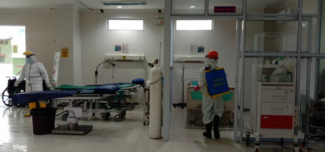Foto saat petugas menyemprotkan disinfektan ke salah satu ruang pelayanan di RSBT Karimun. (Foto Ist)