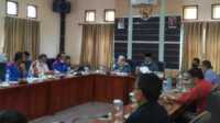 Hearing antara buruh dengan DPRD Karimun menyampaikan aspirasi penolakan UU Cipta Kerja. (foto: yra)