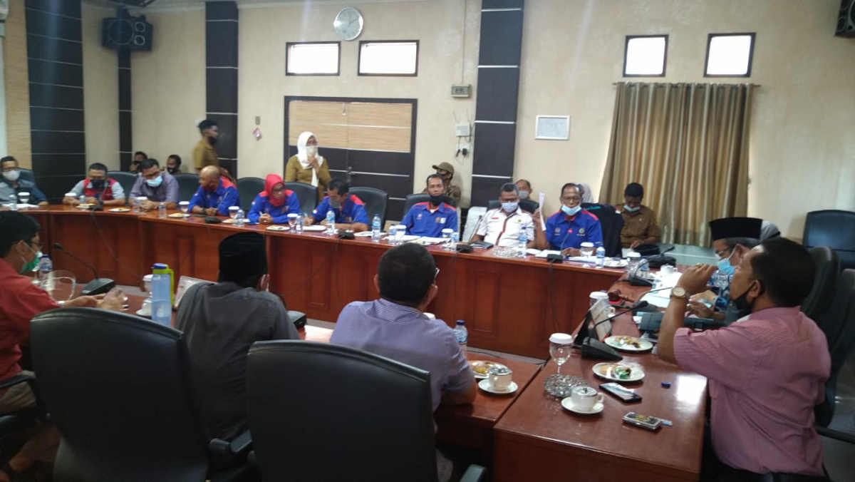IMG-20201014-WA006120201014 Tiga tuntutan karyawan Karimun Granite dibawa ke DPRD, ini respon wakil rakyat. Suasana hearing dengan DPRD Karimun. (foto: PS)