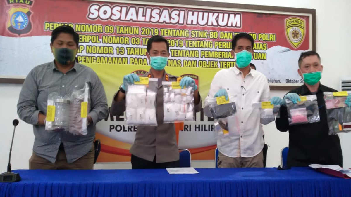 IMG-20201014-WA006420201014 Residivis narkoba di Tembilahan kembali ditangkap, dikendalikan dari penjara. Kapolres Karimun memberikan keterangan pers terkait penangkapan tersangka. (foto: abd)