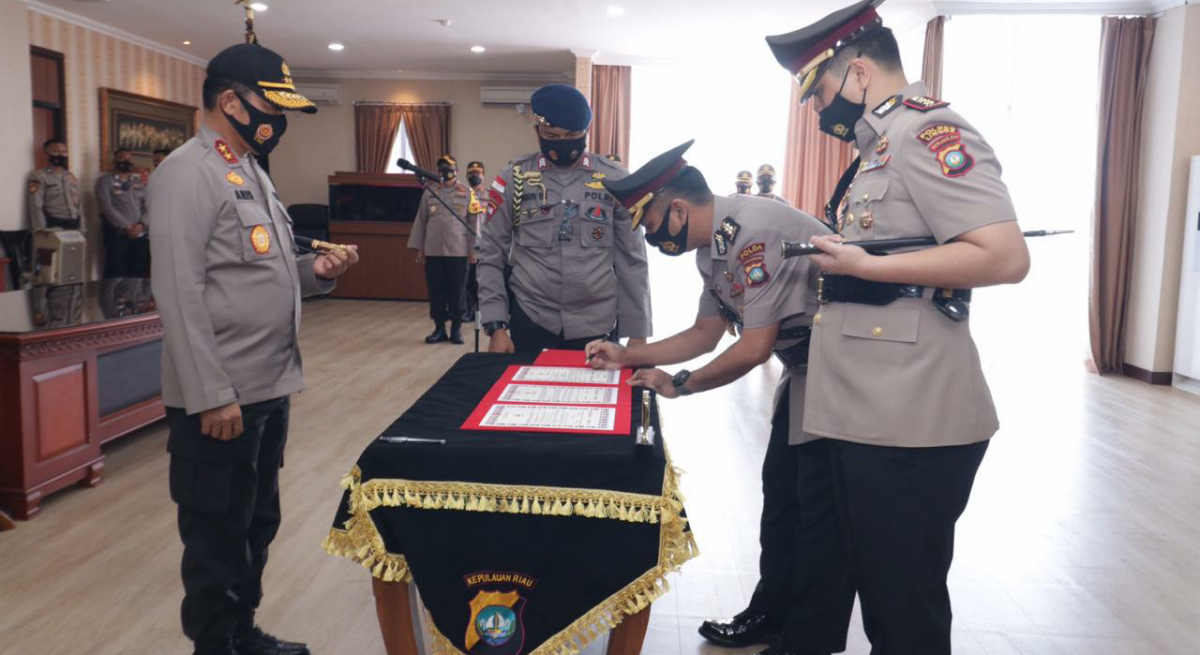 Kapolda Kepri Irjen Pol Aris Budiman memimpin sertijab Kapolres Tanjungpinang dan Kapolres Lingga. (foto: Dok. Humas Polda Kepri)