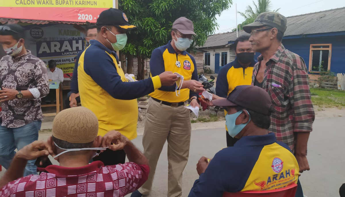 IMG-20201020-WA005720201020 Pasangan ARAH bagi-bagi masker di sela kampanye dialogis dengan masyarakat. (Foto: yra).