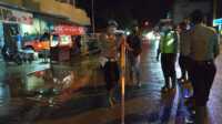 Personel Polres Inhil menyedot genangan air di Jl M Boya untuk mencegah banjir. (Foto: abd)