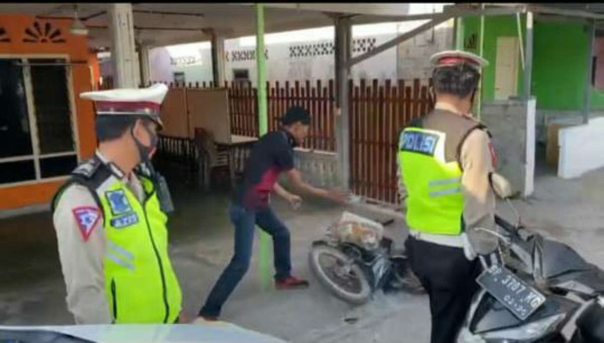 IMG-20201027-WA010220201027 Seorang pria mengamuk dengan merusak motor sendiri di depan polisi.