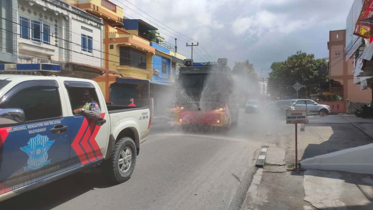 Mobil "Armoured Water Canon" milik Polres Karimun menyemprotkan disinfektan di ruas jalan protokol Tanjung Balai Karimun untuk mencegah penyebaran COVID-19, Kamis (29/10/2020). (Foto: yra)