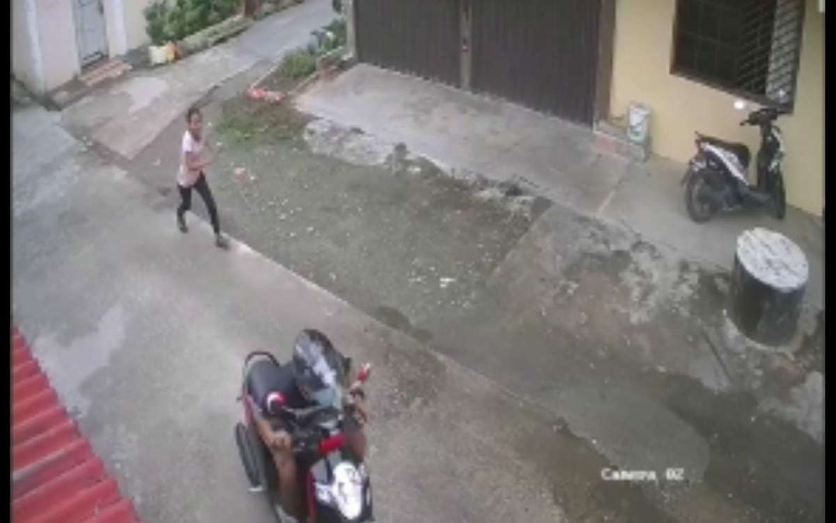 Pelaku jambret menggunakan sepeda motor dengan korban seorang pejalan kaki di Karimun terekam CCTV. (foto: istimewa)