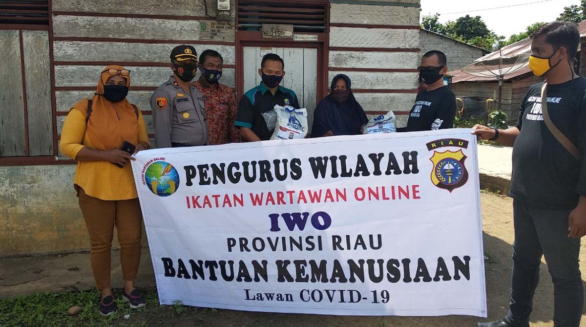 IWO Riau bagi sembako lawan COVID-19 IWO Riau dan Kuansing salurkan sembako bantuan Polda. (foto: Dok. IWO)