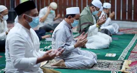 Berdoa agar wabah COVID-19 segera berlalu. (foto: Prokopim Inhil)