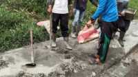 Jalan Desa Teluk Nibung Indragiri Hilir Warga Desa Teluk Nibung swadaya gotong royong memperbaiki jalan poros desa. (foto: abd)