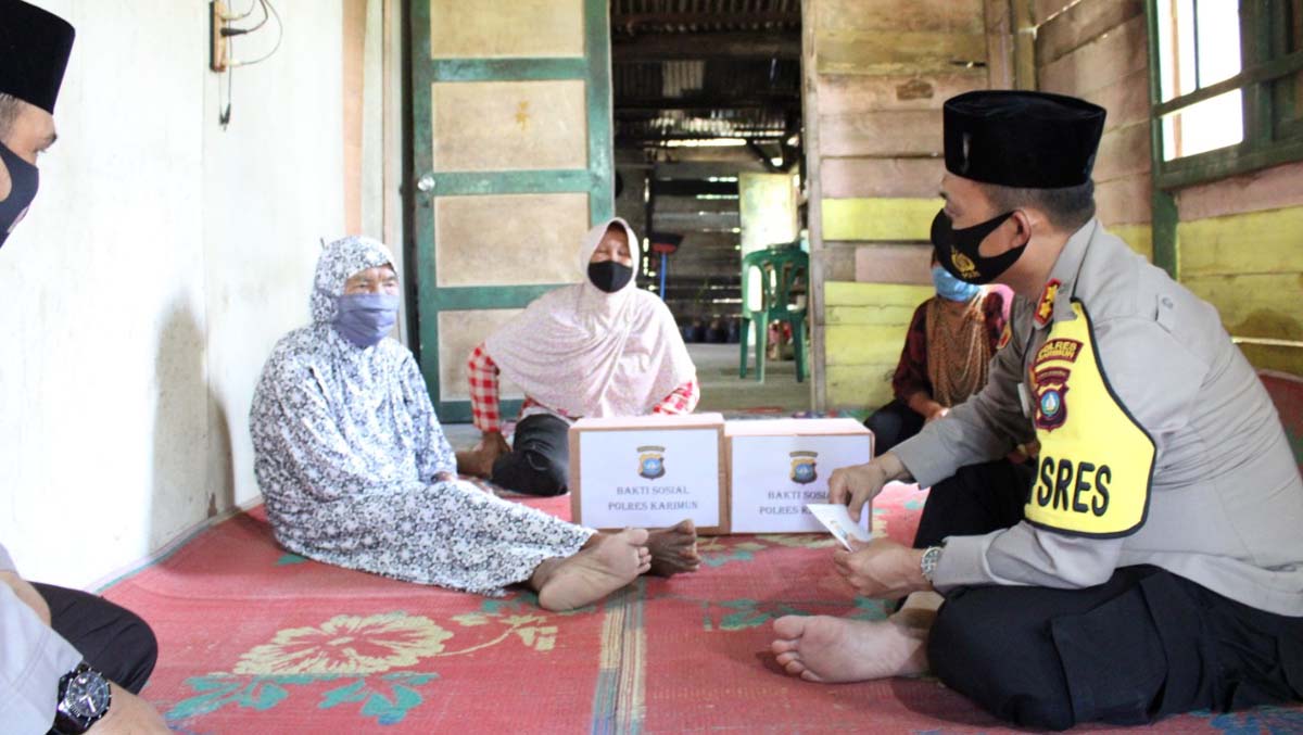 Kapolres Karimun AKBP Muammad Adenan menyambangi sekaligus memberikan tali asih kepada nenek Warsitem dalam kegiatan Jumat Barokah, (16/10/2020). (foto: Dok. Humas Polres Karimun)