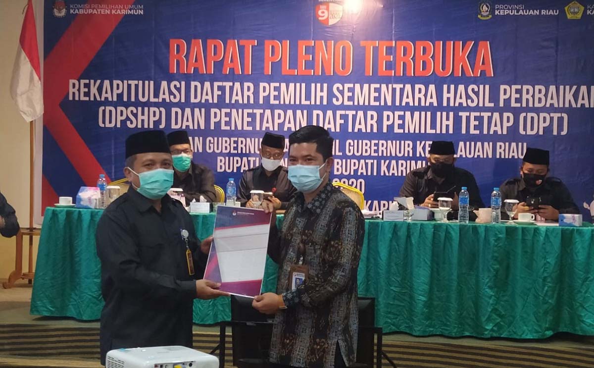 Ketua KPU Karimun Eko Purwandoko dan Ketua Bawaslu Karimun Nurhidaya (kanan) berfoto usai penandatanganan penetapan DPT Pilkada Serentak 2020 di Hotel Aston Karimun, Rabu (14/10/2020). (foto: yra)