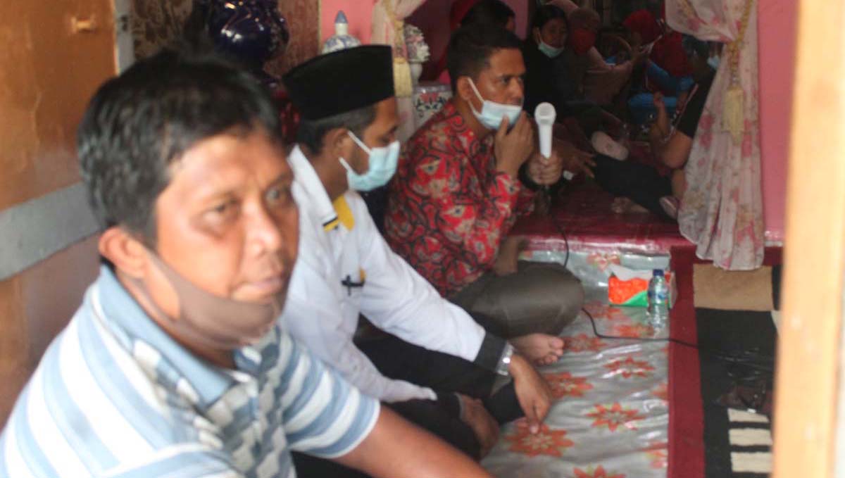 Kampanye calon bupati karimun iskandarsyah Calon Bupati Karimun nomor urut 2 Iskandarsyah (baju batik merah) dalam kampanye dialogis dengan warga di Bukit Senang, Kecamatan Karimun, Senin (19/10/2020) sore. (foto: rdi)