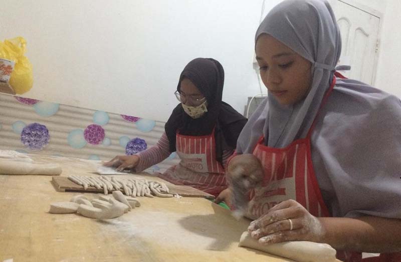 Pekerja memproduksi kerupuk ikan Atom HS. (foto: istimewa)