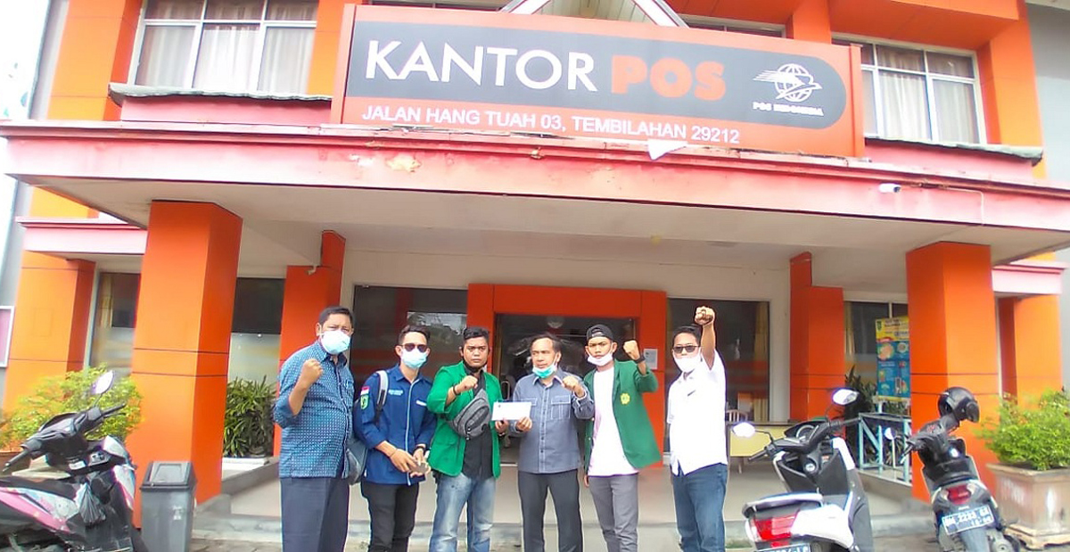 Ketua DPRD Inhil (3 kanan) bersama perwakilan demonstran mengantarkan surat pernyataan sikap penolakan UU Omnibus Law klaster Cipta Kerja ke Kantor Pos. (foto: abd)