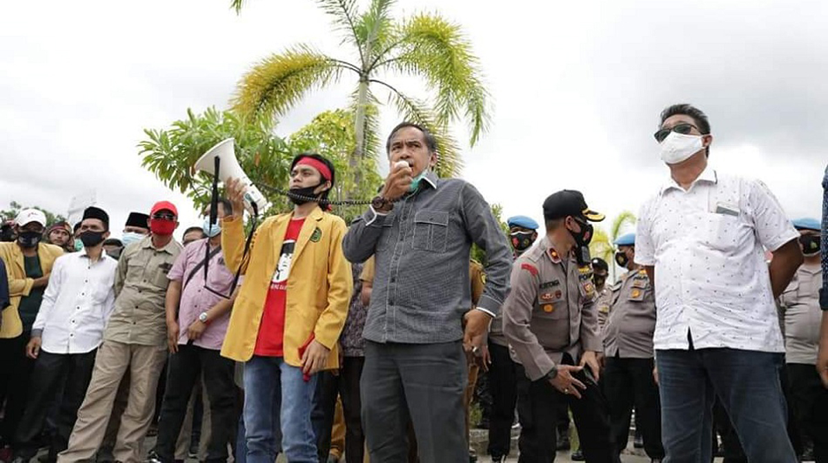 Ketua DPRD Inhil tolak UU Omnibus Law Ketua DPRD Inhil Dr Ferryandi saat merespon aksi demo mahasiswa dan buruh. Ketua DPRD Indragiri Hilir menolak UU Omnibus Law Cipta Kerja. (foto: abd)