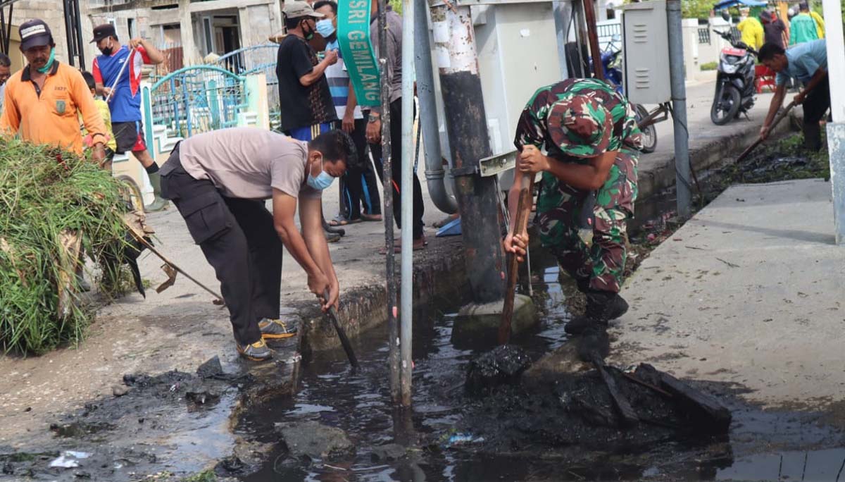 Kodim-Polres Inhil gotong royong bersih got Kodim-Polres Inhil kerja bhakti bersih-bersih got di Tembilahan. (foto: abd)