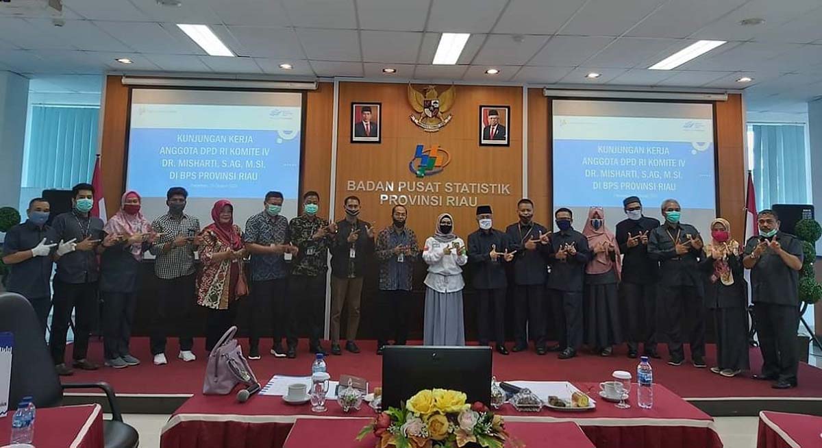Anggota DPD Misharti berfoto bersama jajaran BPS Riau. (foto: istimewa)