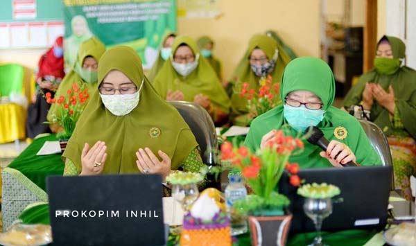 Hj. Zulaikhah Wardan (kanan) berdoa bersama para peserta kegiatan Revitalitasi Perangkat Muslimat NU. (foto: Humas Prokopim Pemkab Inhil)
