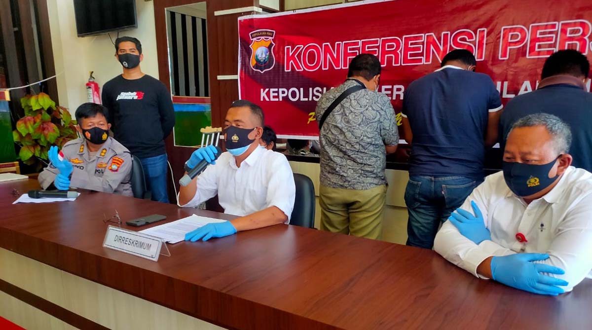 Dirreskrimum Polda Kepri Kombes Pol Arie Dharmanto memberikan keterangan pers terkait kasus dugaan pemerasan pengemis oleh 4 oknum di Dinsos Kota Batam. (foto: Dok. Humas Polda Kepri)