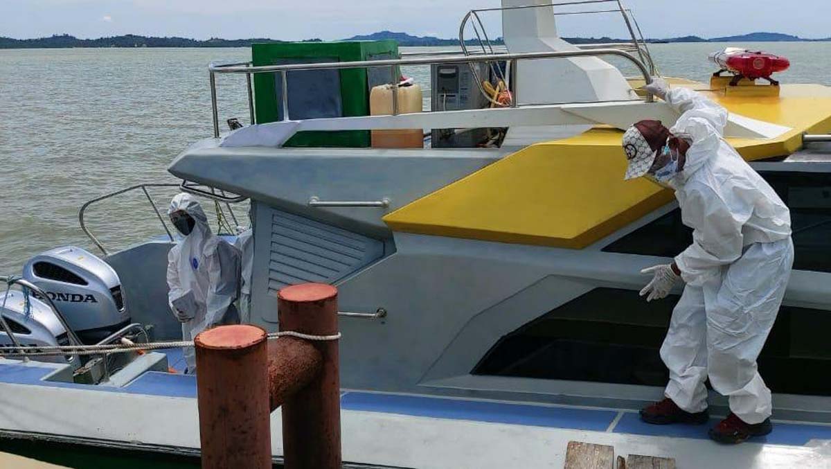 Pasien COVID-19 Karimun dibawa ke Batam Ilustrasi: Petugas medis mengangkut 12 pasien COVID-19 ke RSKI Galang beberapa waktu lalu disebabkan ruang isolasi di RSUD Muhammad Sani sudah penuh (foto: istimewa)