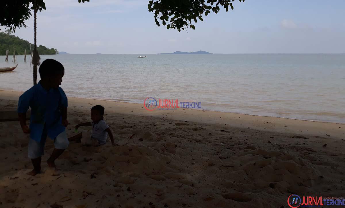 Anak-anak bermain di atas pasir putih Pantai Tulang, Kecamatan Karimun, Kabupaten Karimun, Kepulauan Riau. (foto: jurnalterkini.id/rusdi)