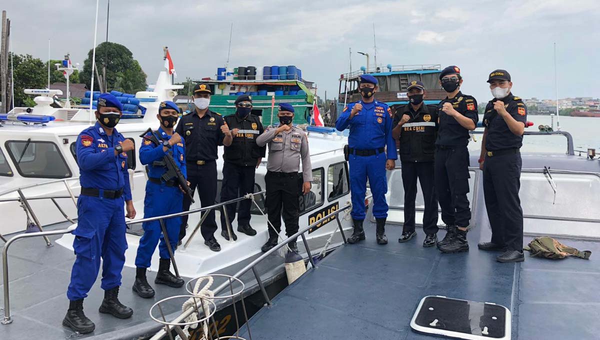 Berfoto bersama personel yang akan melaksanakan operasi bersama. (foto: Dok. Humas BC Kepri)