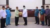 Sekdaprov Kepri TS Arif Fadillah (kiri) menyerahkan alat tes PCR untuk penanganan COVID-19 kepada Pjs Bupati Karimun Herry Andrianto, Senin (26/10/2020). (foto: yra)